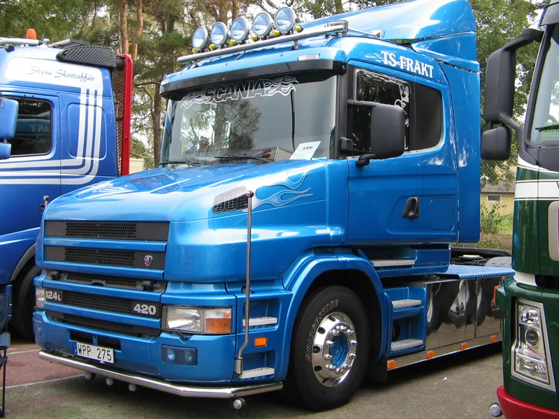 Blå Scania 124L med TS Frakt på hytten
